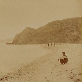 父島ノ内大村海浜ヨリ湾口並須崎村眺望ノ景